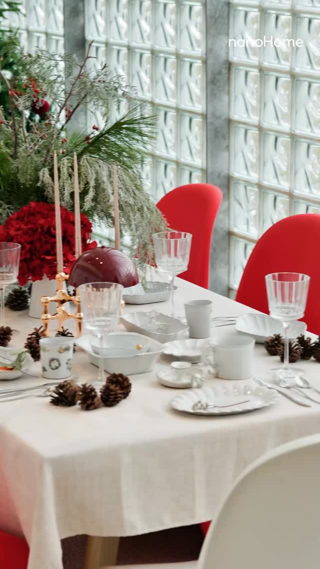 Bàn ăn được bài trí với hoa, ánh sáng và vải linen