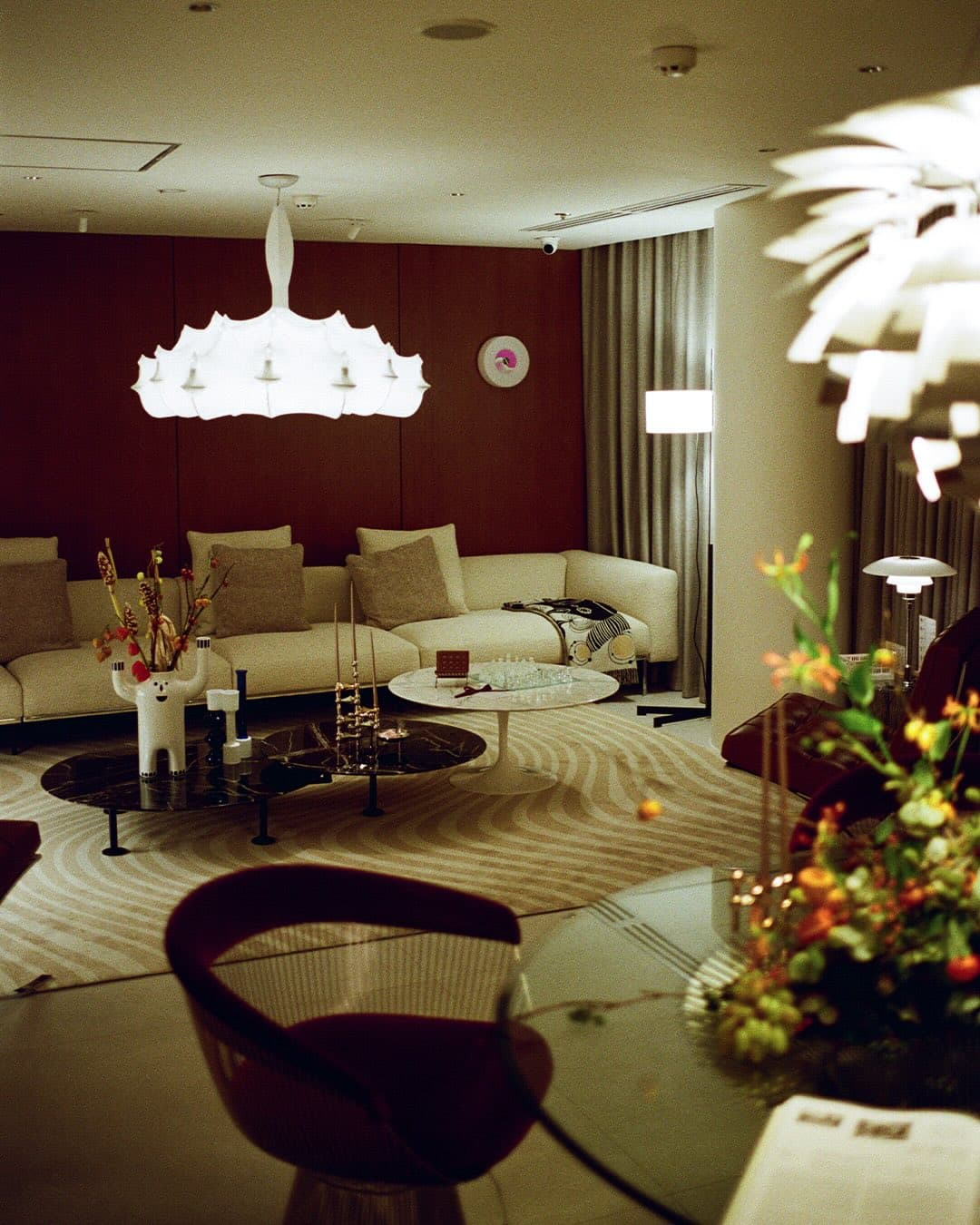 Góc decor với đèn bàn và hoa tươi trong showroom