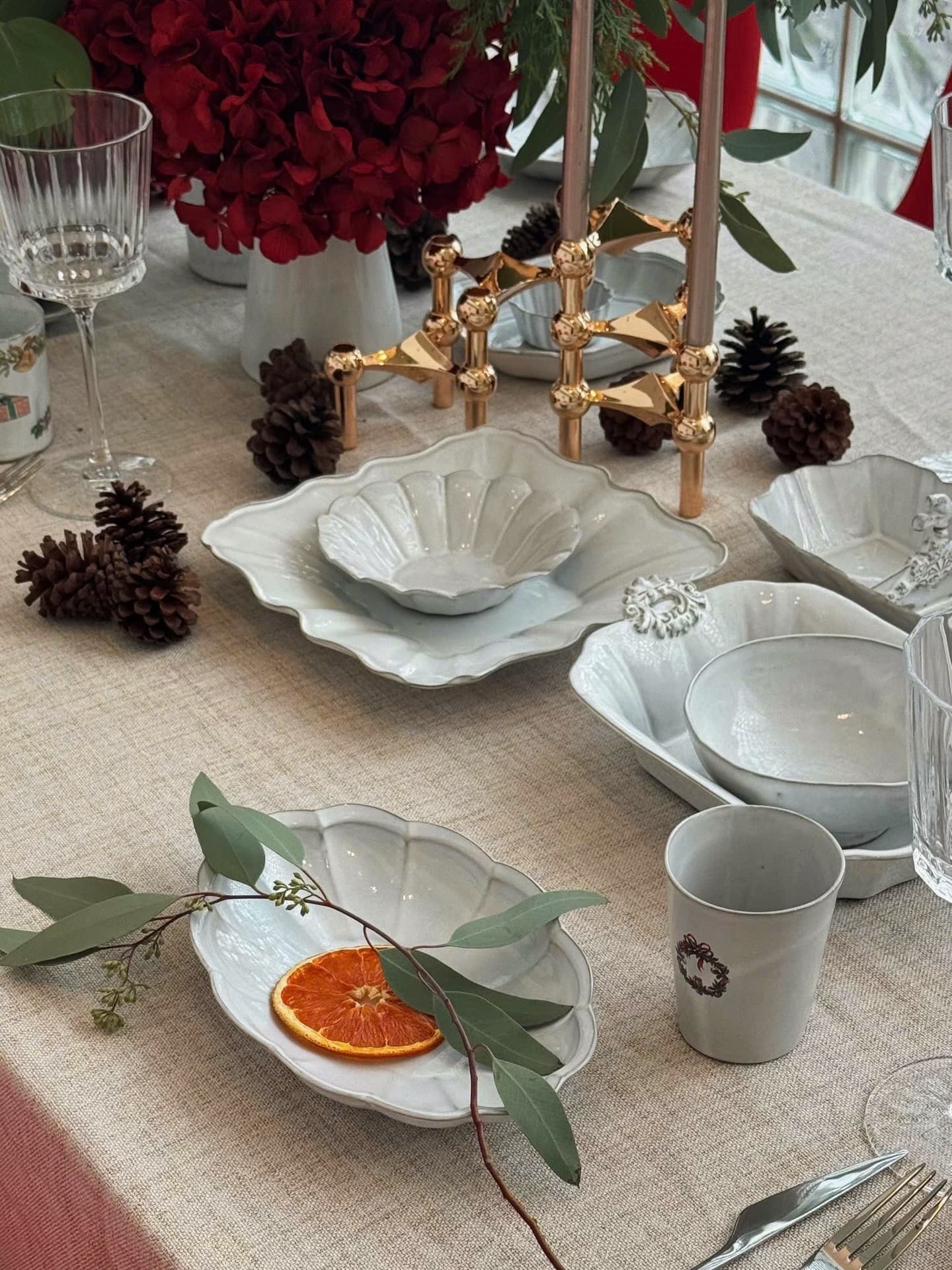 Không gian nội thất phòng khách có ánh sáng ấm