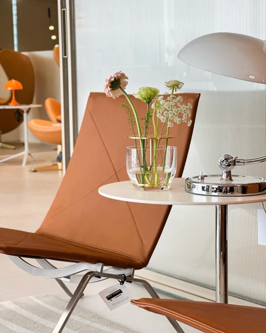 Bàn ăn được bài trí với hoa, ánh sáng và vải linen