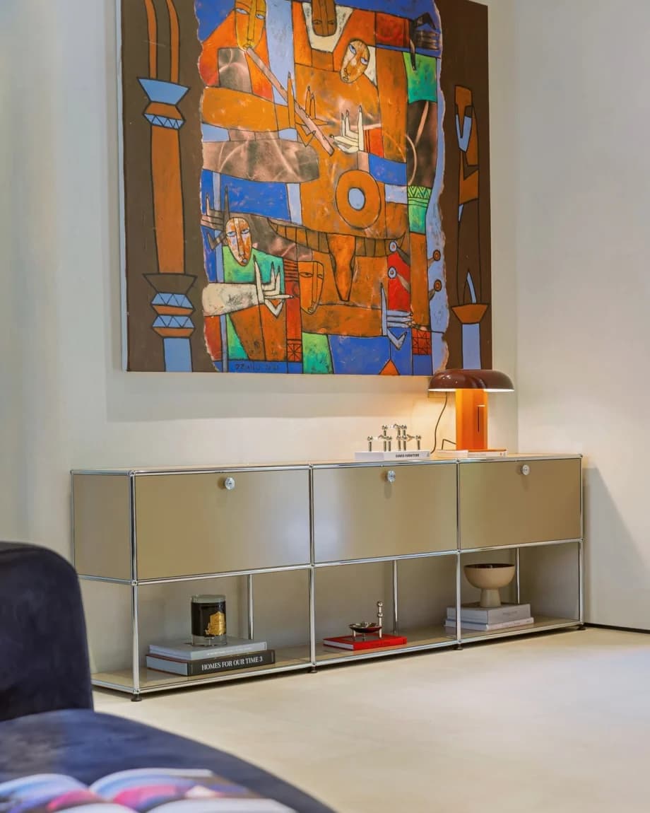 Góc decor với đèn bàn và hoa tươi trong showroom