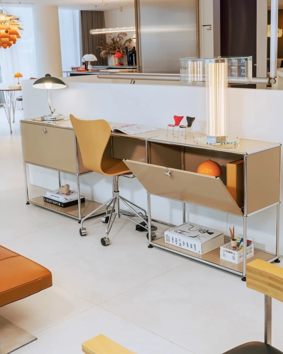 Bàn ăn được bài trí với hoa, ánh sáng và vải linen